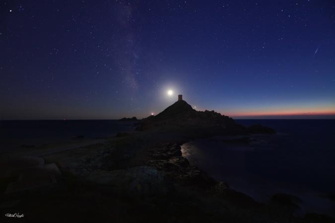 La photo du jour : la lune se couche avec la Voie lactée sur les Sanguinaires