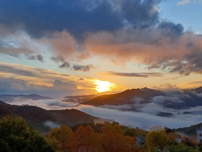 La photo du jour : quand le soleil se lève au-dessus des nuages à Venacu