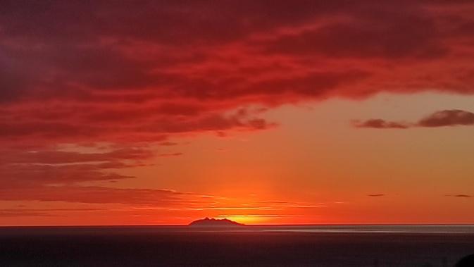La photo du jour : lever de soleil flamboyant sur l'île de Monte Cristo