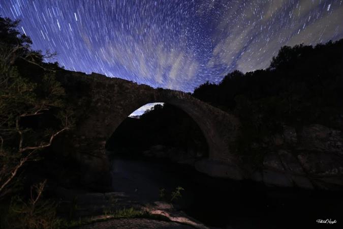 La photo du jour : le pont du Taravu dans la nuit étoilée 