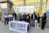 Menacée par une incertitude juridique et financière, l’association Scola Corsa alerte sur un risque imminent de fermeture. Mardi matin, devant la préfecture de Corse, enseignants, parents et responsables ont tiré la sonnette d’alarme : 35 emp