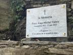 Cambia - Une plaque à la mémoire de l'abbé Ange-Michel Valery a été dévoilée sur le fronton de la fontaine 