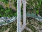 A màghjina - U ponte di u Vecchiu, filu d’acciaghju sopra à l’abissu 